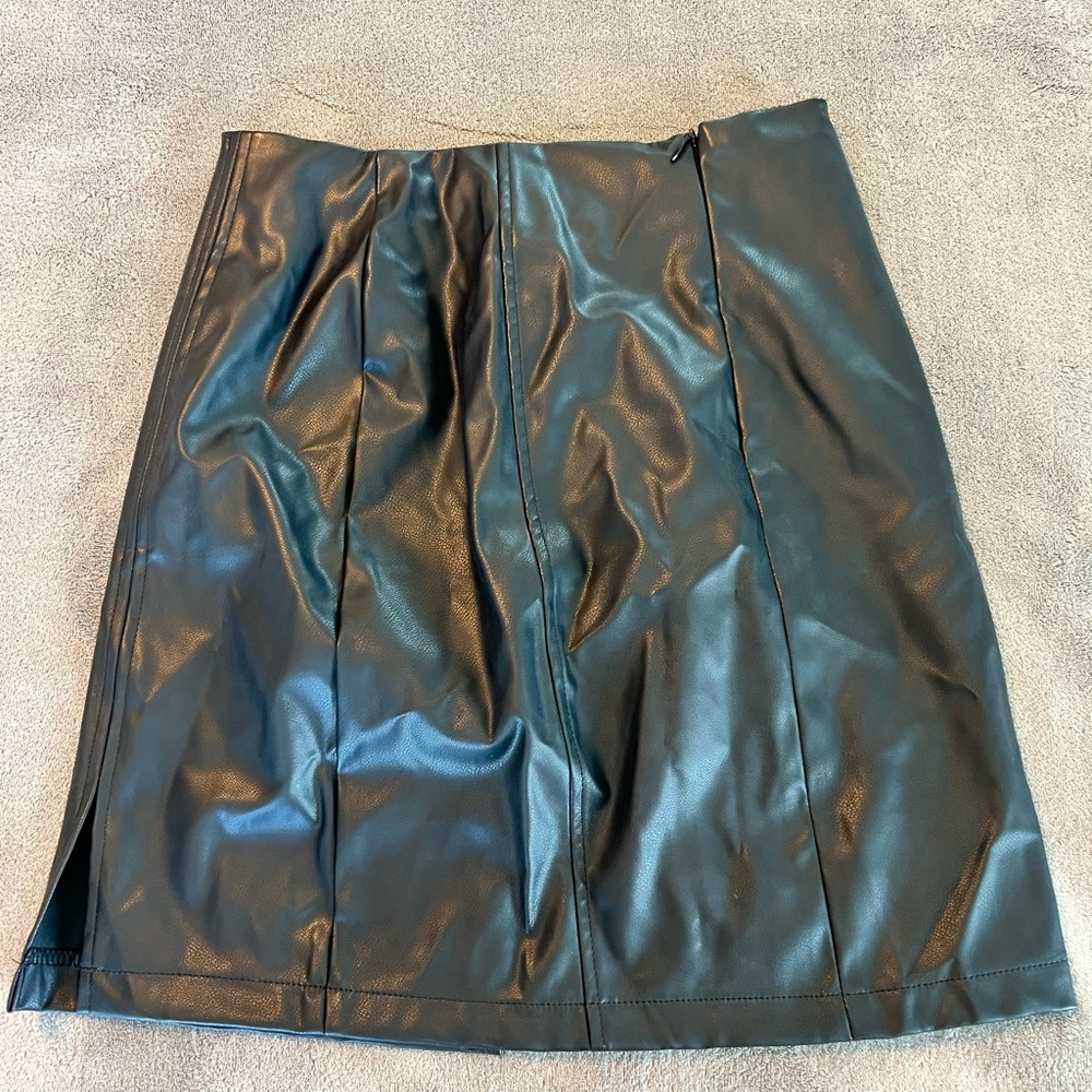 Mangopop Collection Mini Skirt Black Faux Leather Thigh Slits Women's XS NWT